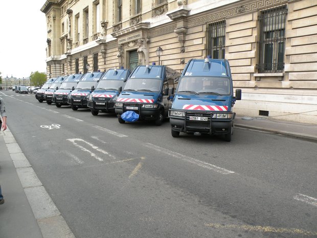  alignement de fourgons de police